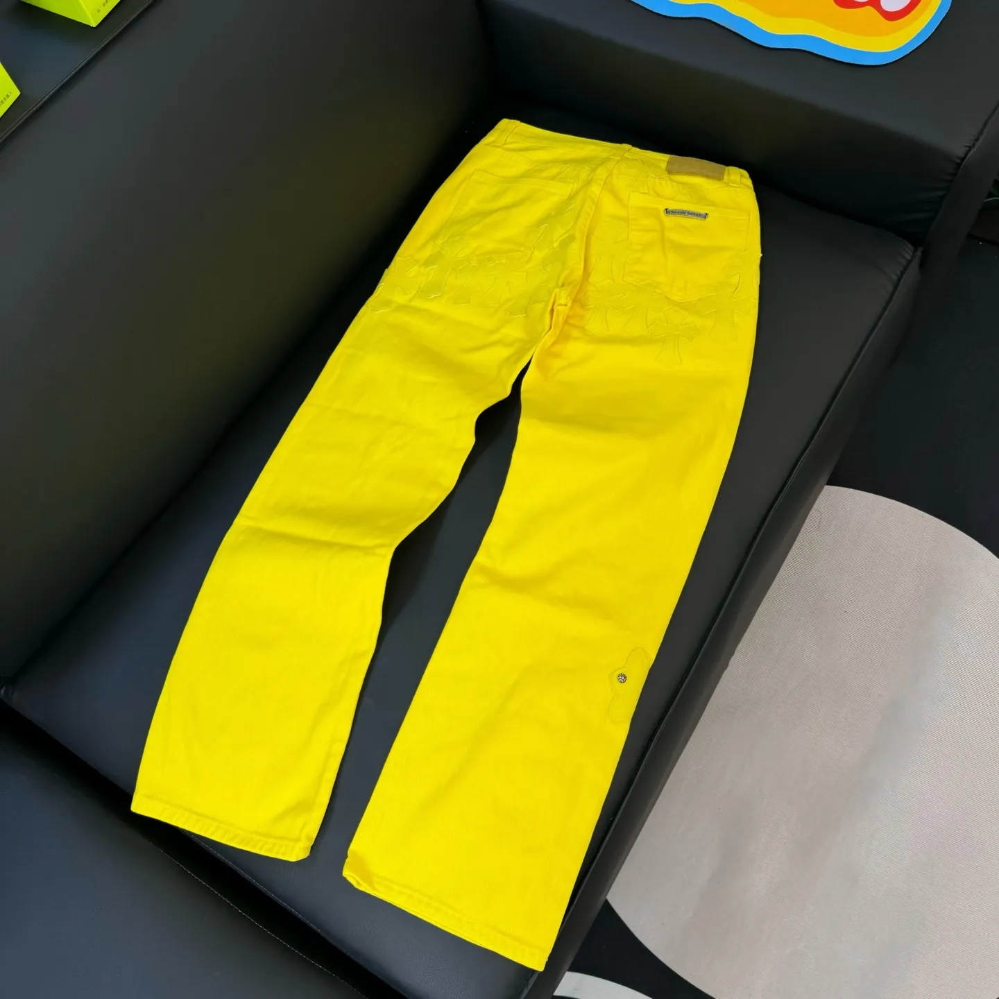 P300 style number: D255 Chrome Hearts CH Chrome Hearts The same jeans worn by Fan Bingbing’s younger brother Fan Chengcheng exude unruly personality and unique charm. Every wear and tear is carefully designed to present a unique artistic feel. Made of imported denim fabric, which has undergone heavy industrial washing and destruction treatment, the trousers show a super cool effect on the upper body, allowing you to dominate the fashion stage.  This is more than just a pair of jeans, it is an expression of attitude. With its unique design concept and ultimate pursuit of details, Croxin breaks traditional boundaries and defines the jeans trend in the new era. The trousers are made of double-layer woven fabric and matched with customized hardware, showing an incomparably beautiful and unique style, making every wearer the focus of fashion. Imported denim fabric, super heavy-duty washed and damaged, the upper body is super cool! Customized hardware, incomparably good-looking style. The production process is difficult. It has a high-street feel. Color: lemon yellow Size: S M L
